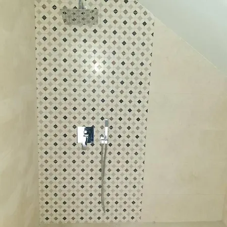 2-bed - Sleeps 4 - With Parking *