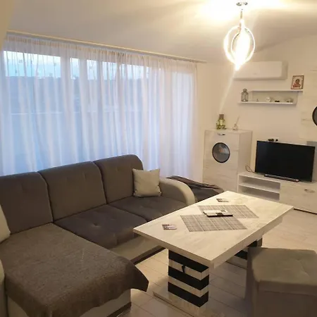 2-bed - Sleeps 4 - With Parking Lejlighed *