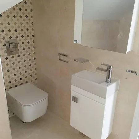 2-bed - Sleeps 4 - With Parking Apartment