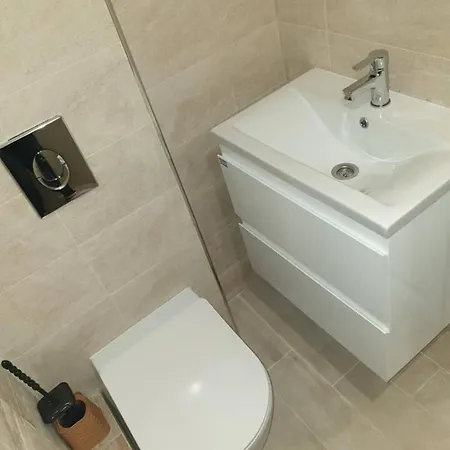 2-bed - Sleeps 4 - With Parking *