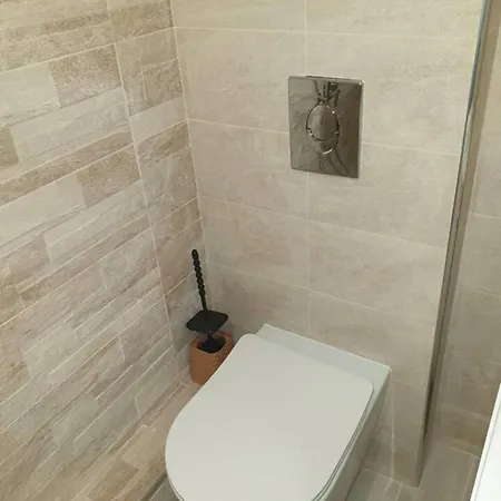 2-bed - Sleeps 4 - With Parking Apartment
